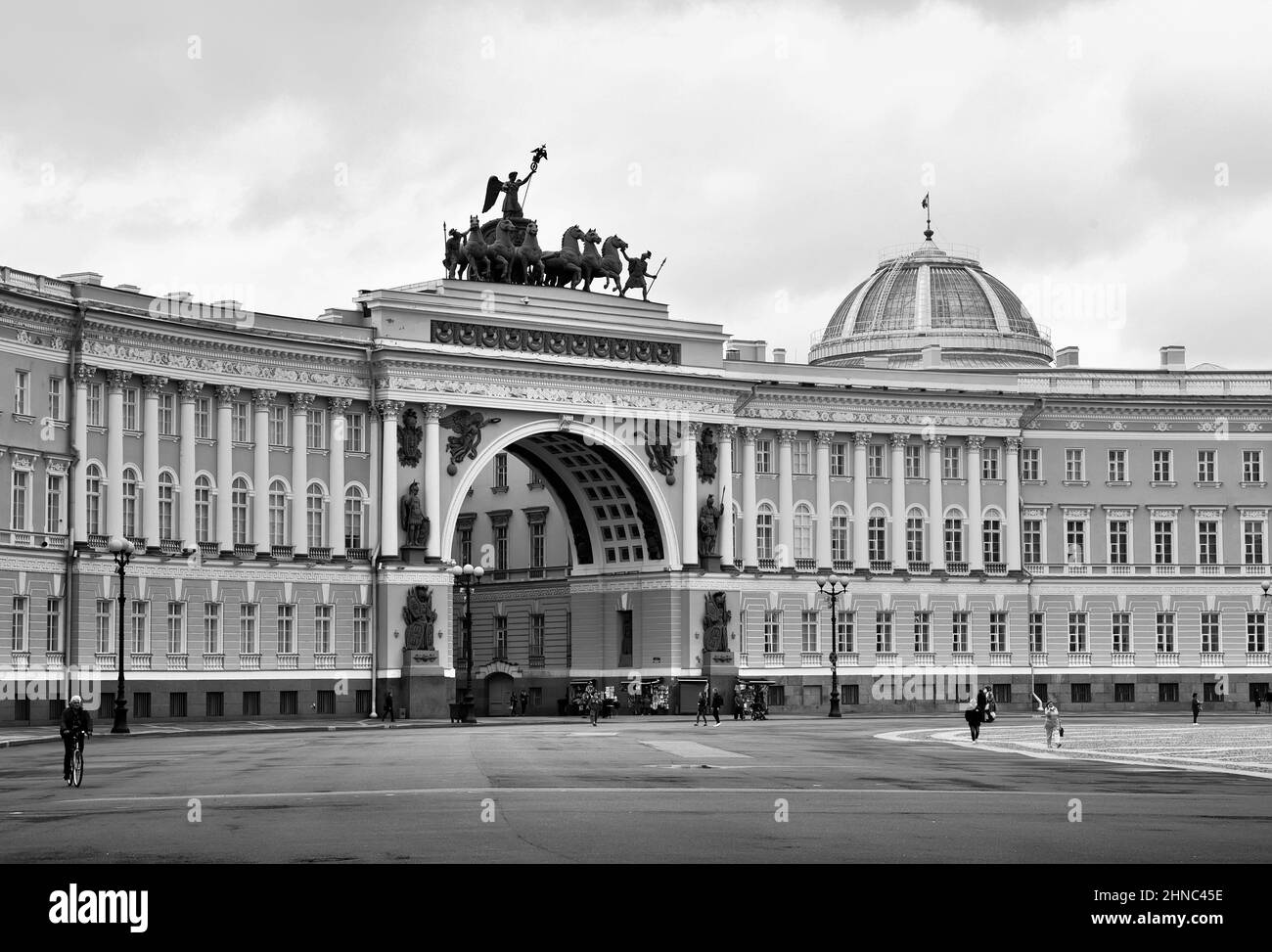 Sankt Petersburg/Russland-09.01.2020: Generalstabsgebäude am Palastplatz. Hoher Bogen mit sechs Pferden auf dem Giebel. Denkmal des Klassizismus archite Stockfoto