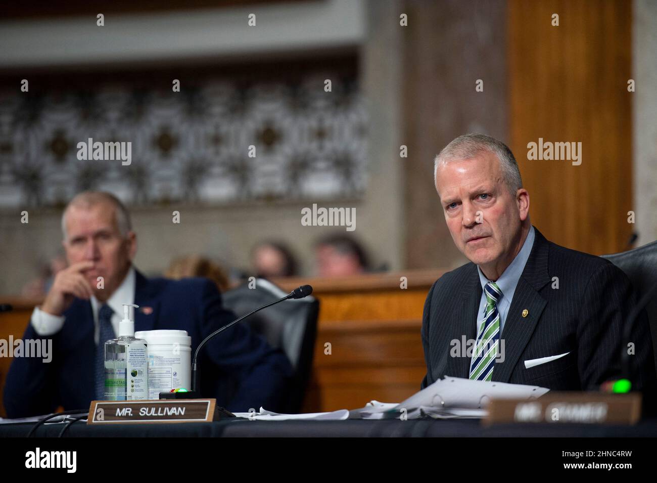 Der Senator der Vereinigten Staaten, Dan Sullivan, ein Republikaner aus Alaska, spricht während einer Anhörung der US-Streitkräfte im Senat, um die Nominierungen von Robert Phillip Storch aus dem District of Columbia zum Generalinspekteur, Lester Martinez-Lopez, aus Florida, zu prüfen. Und Christopher Joseph Lowman aus Virginia, beide als stellvertretender Sekretär tätig, und Peter J. Beshar aus New York, der am Dienstag, dem 15. Februar 2022, General Counsel des Luftwaffenministeriums, des gesamten Verteidigungsministeriums im US-Kapitol in Washington, DC, USA, sein wird. Foto von Bonnie Cash/CNP/ABACAPRESS.COM Stockfoto