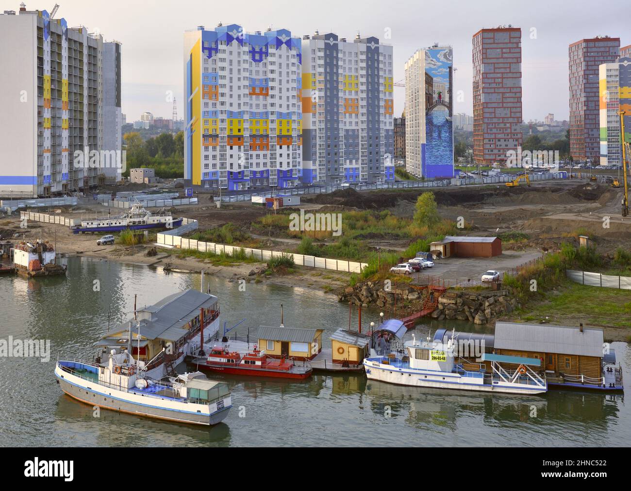 Novosibirsk, Sibirien, Russland - 08.05.2019: Neue hohe Wohngebäude. Bunt bemalte Fassaden an den Ufern des ob Flusses in Nowosibirsk - die Stockfoto