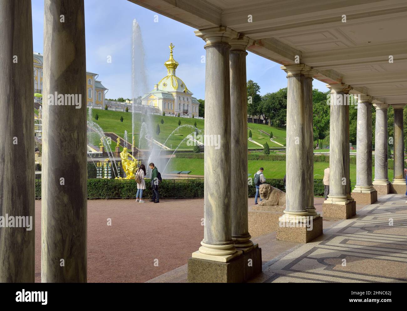 Peterhof/St. Petersburg/Russland-09.01.2020: Der Blick vom Voronyanskogo-Pavillon. Die Marmorkolonnade, in der Ferne das besondere Gebäude Petrodworez, Stockfoto