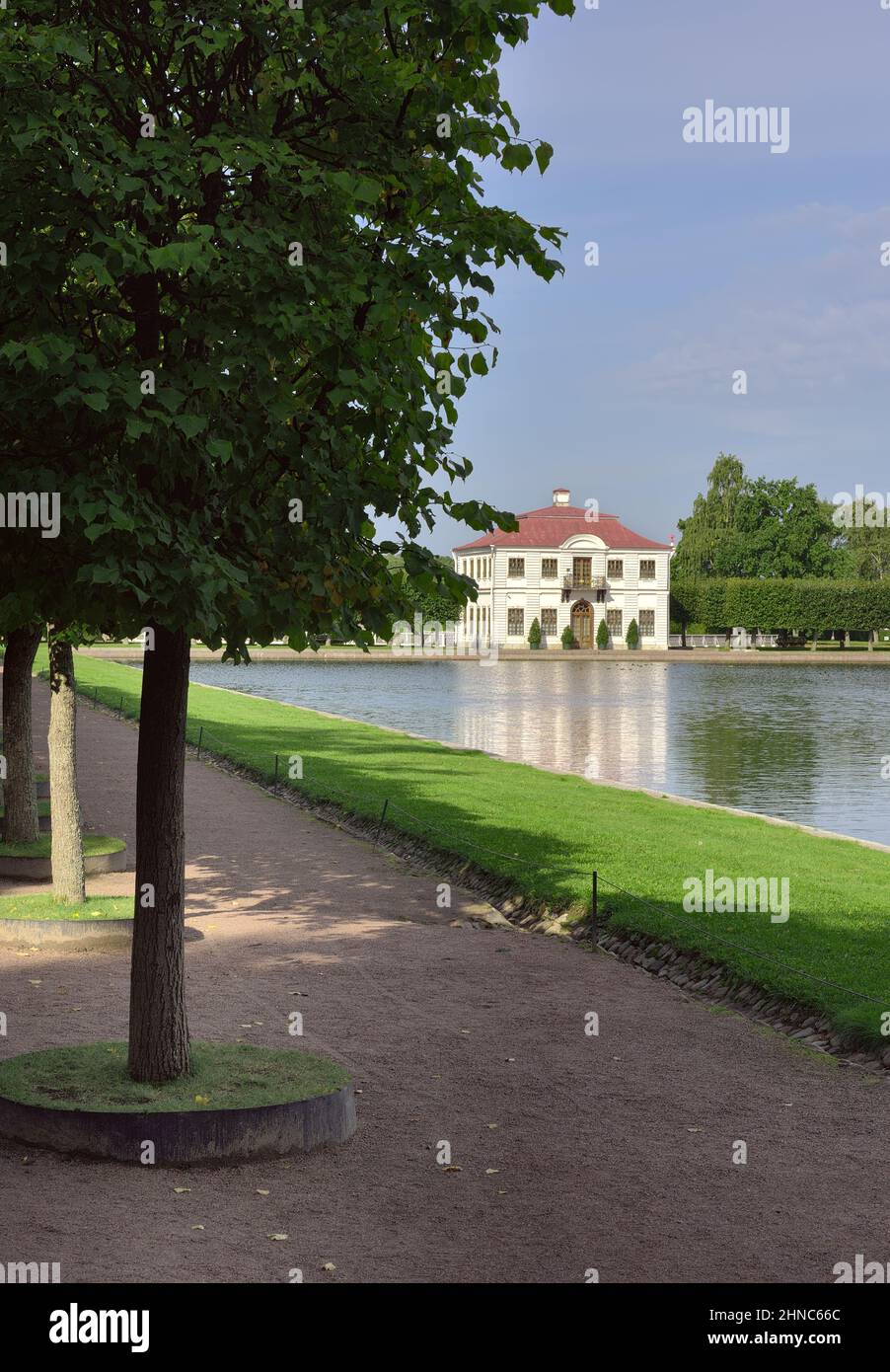 Peterhof/Sankt Petersburg/Russland-09.01.2020: Nizhny Park. Marley Palace mit einer Spiegelung auf der Oberfläche des Teichwassers. Denkmal des russischen Archit Stockfoto