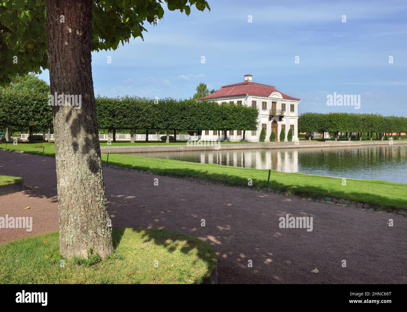 Peterhof/Sankt Petersburg/Russland-09.01.2020: Nizhny Park. Marley Palace mit einer Spiegelung auf der Oberfläche des Teichwassers. Denkmal des russischen Archit Stockfoto