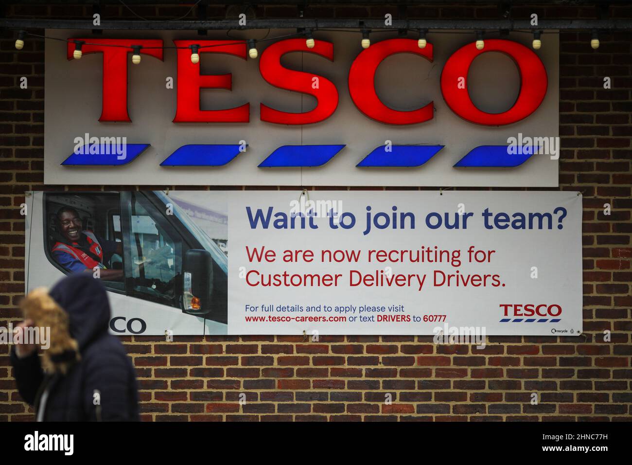 Hampshire. 15th. Februar 2022. Das am 15. Februar 2022 aufgenommene Foto zeigt ein Schild vor einem Tesco-Laden, in dem für die Einstellung von Fahrern in Hampshire, Großbritannien, geworben wird. Die jüngsten Arbeitsmarktdaten Großbritanniens zeigten eine anhaltende Erholung, da die vierteljährliche Beschäftigungsquote Anstieg und die Arbeitslosenquote rückging. Aber die freien Stellen stiegen weiter auf ein neues Rekordhoch. Quelle: Tim Ireland/Xinhua/Alamy Live News Stockfoto