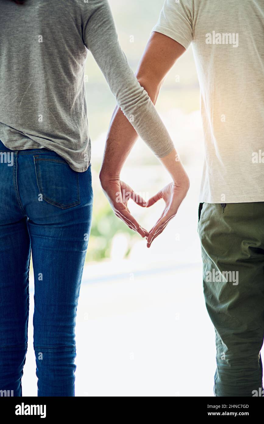 Eine Liebe. Ausgeschnittene Aufnahme eines Paares, das mit den Händen eine Hörgeste macht. Stockfoto