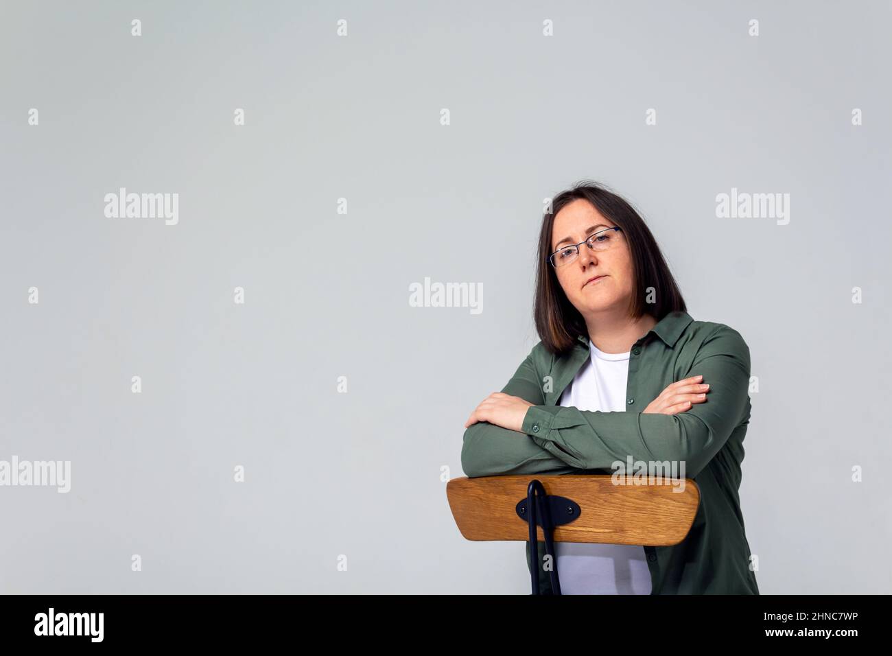 Kleine Geschäftsfrau auf grauem Hintergrund. Stockfoto