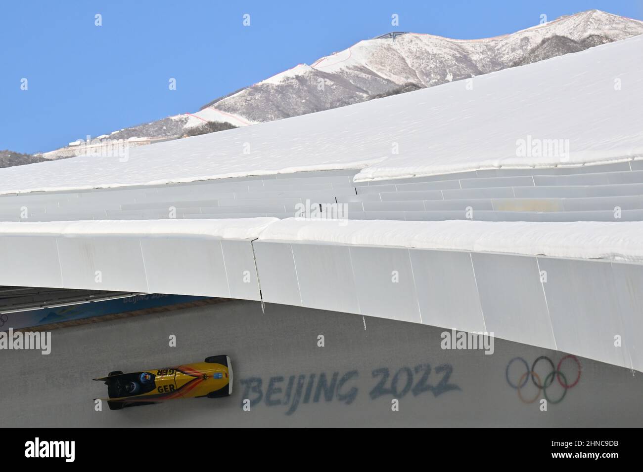 Yanqing, China. 16th. Februar 2022. Olympische Spiele, Bobsport, zwei-Mann-Bob, Frauen, Training, Im National Sliding Center trainieren Kim Kalisi und Lisa Buchwitz aus Deutschland. Kredit: Robert Michael/dpa/Alamy Live Nachrichten Stockfoto