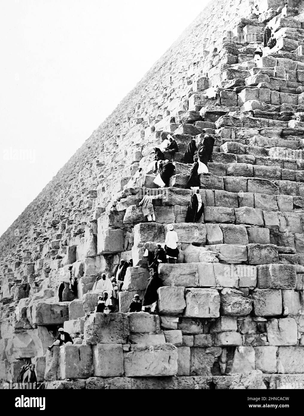 Klettern an der Großen Pyramide, Ägypten, viktorianische Zeit Stockfoto
