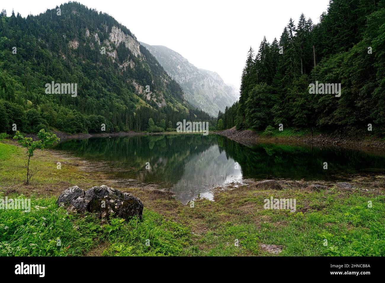 Schöne türkisfarbene Wasser von See und Berglandschaft. Stockfoto