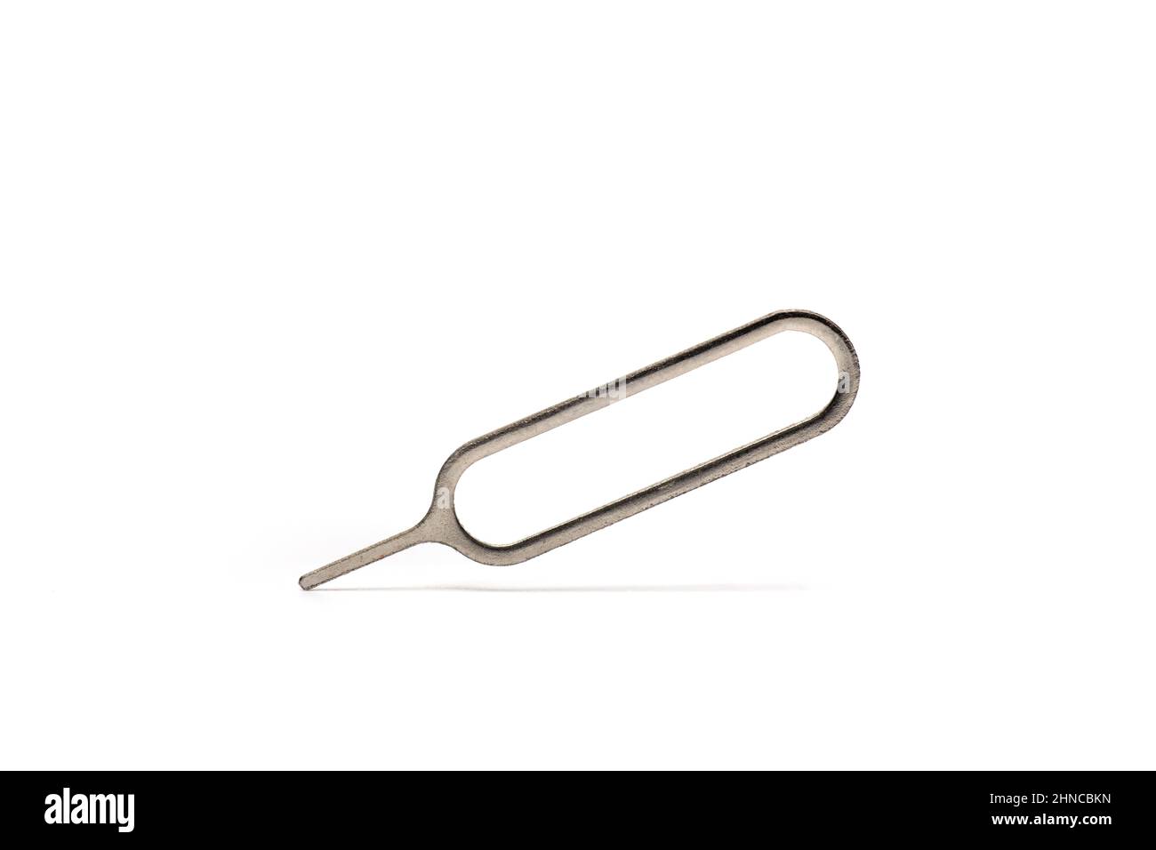 Nahaufnahme von Metall-Handy-sim-Nadel-Werkzeug zum Auswerfen und Entfernen von Telefonkarte von Smartphones auf weißem Hintergrund Stockfoto
