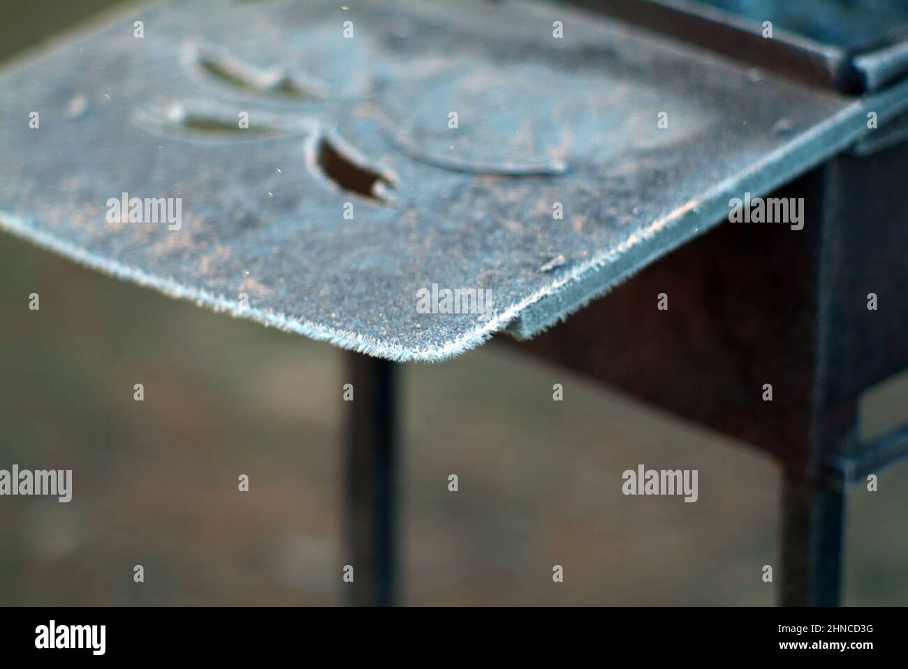 Grill im Garten ist mit Frost bedeckt, am Morgen Stockfoto