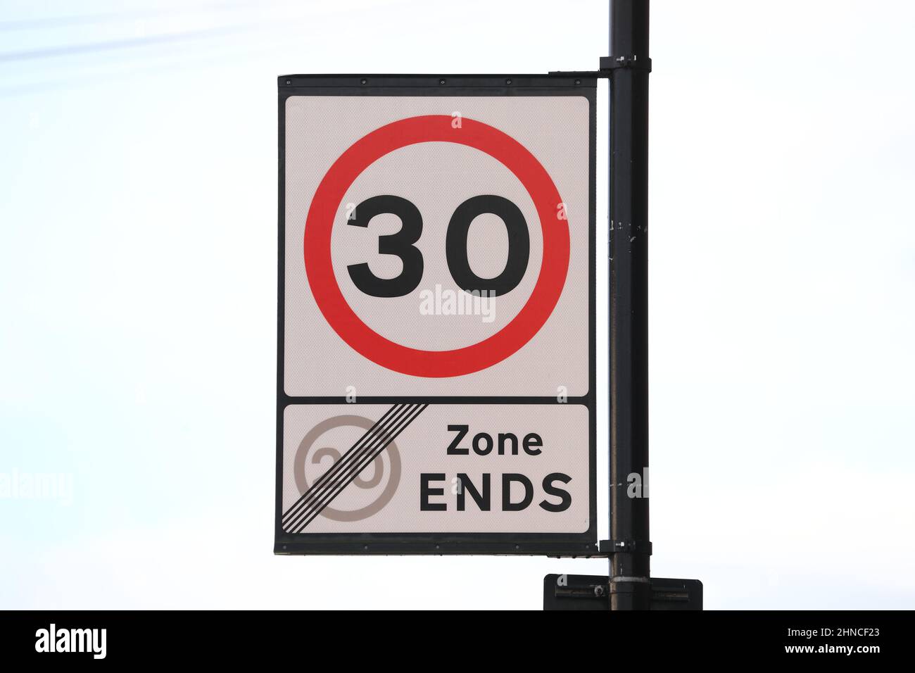 Zeichen für Geschwindigkeit ein Limit von 30 mph am Ende einer 20 mph-Zone in Großbritannien Stockfoto