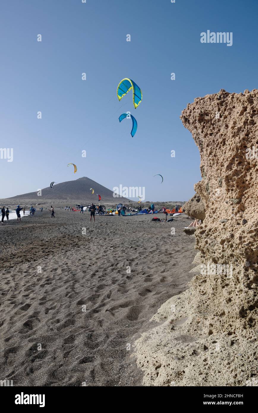 Windsurfer und Kitesurfer an der Playa del Médano, El Médano, im Süden von Teneriffa, auf den Kanarischen Inseln, Spanien, Februar 2022 Stockfoto