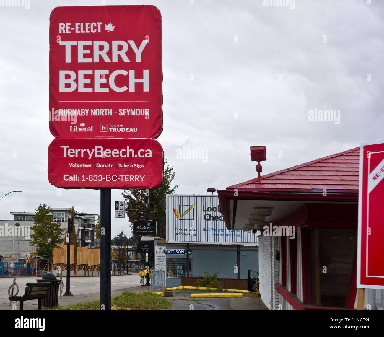 Melden Sie sich bei den kanadischen Bundestagswahlen im Herbst 2021 im Hauptquartier der Wiederwahl von Terry Beech an. Stockfoto