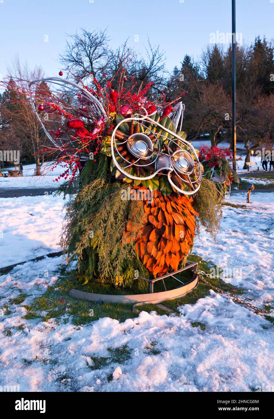 Saisonale Eule-Öko-Skulptur im Burnaby Mountain Park im Dezember 2021. Schöne natürliche öffentliche Kunst Stockfoto