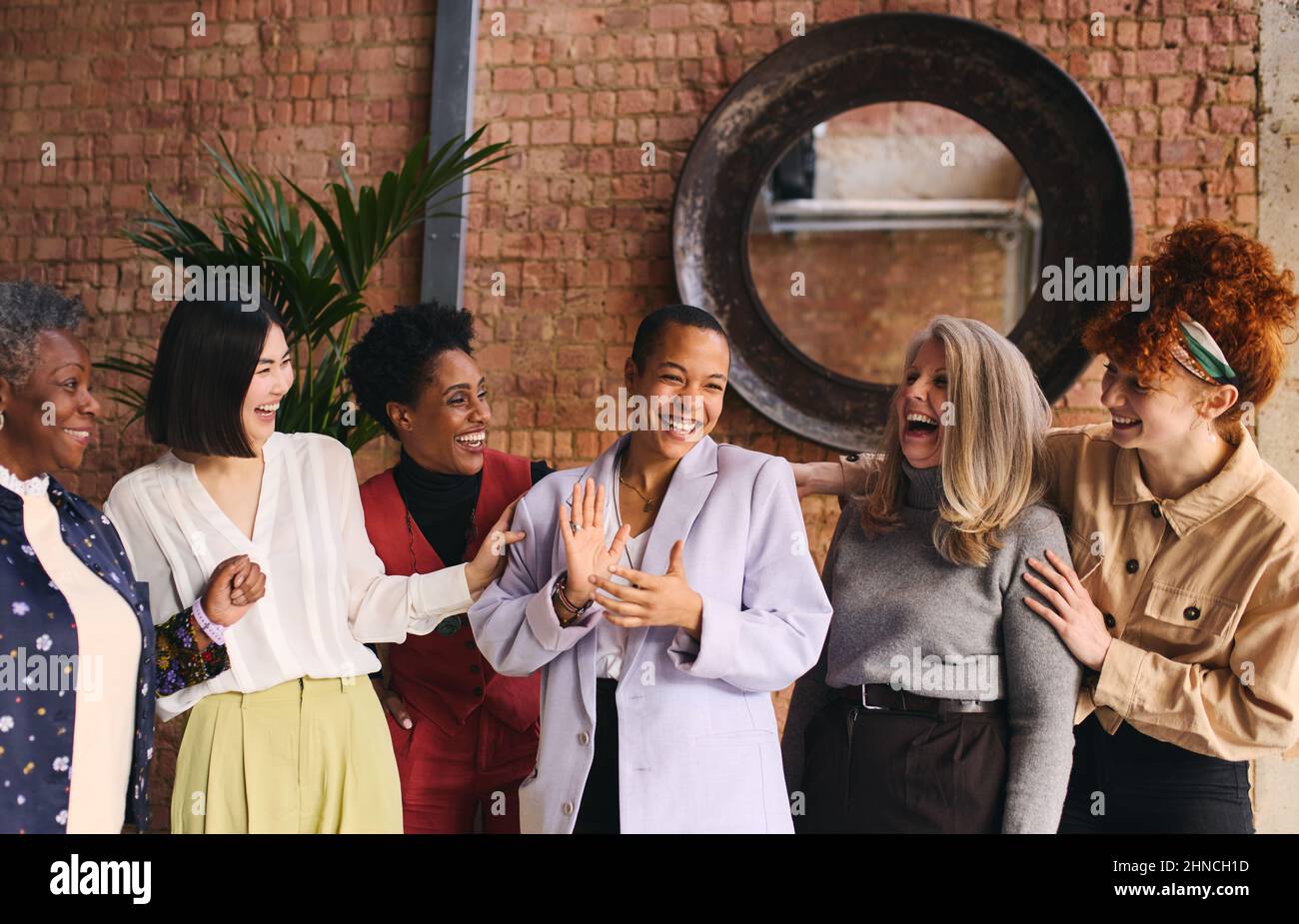 Portrait des Internationalen Frauentages über fröhliche, multiethnische Geschäftsfrauen im gemischten Alter Stockfoto