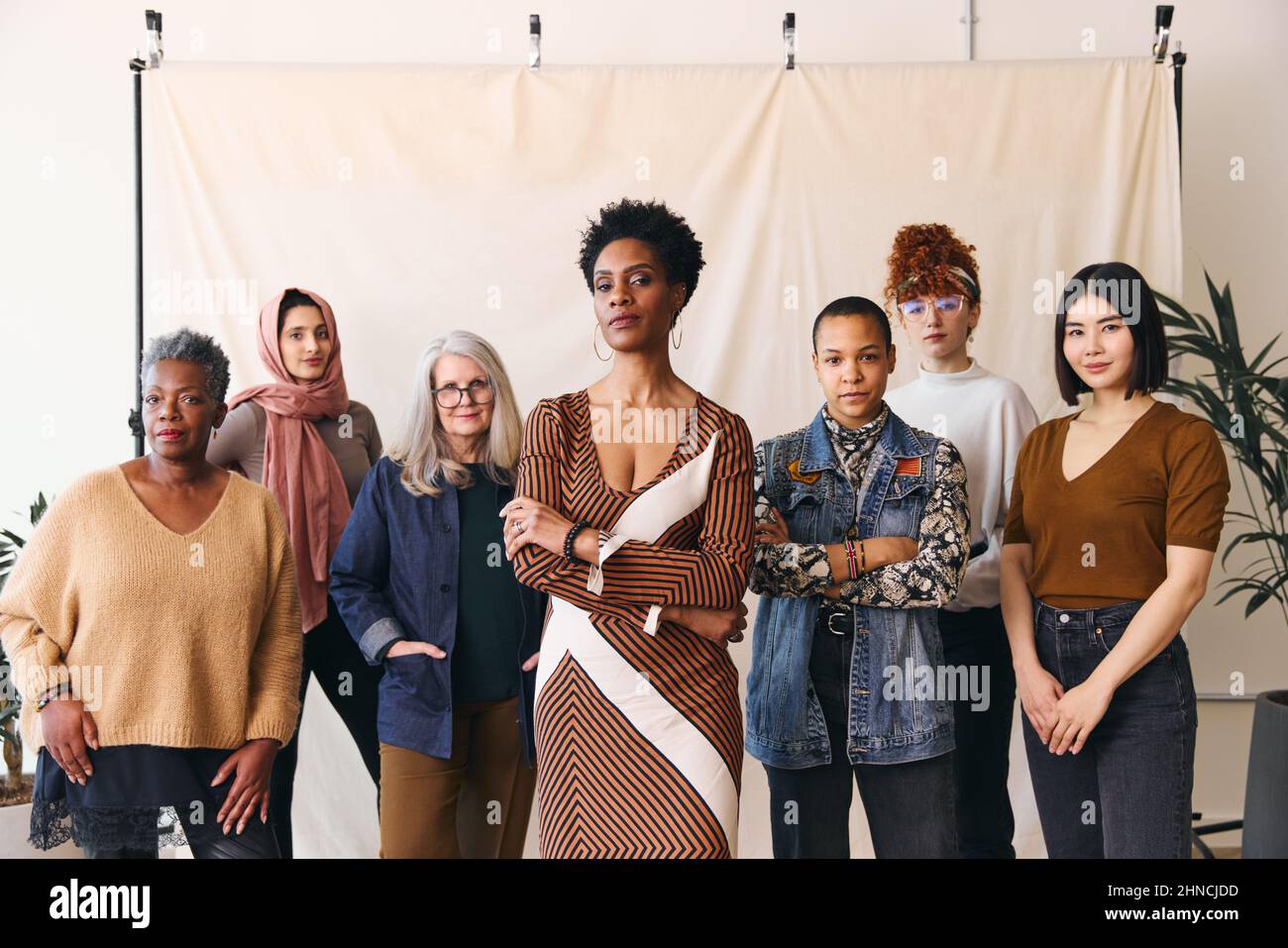 Portrait des Internationalen Frauentages über selbstbewusste, multiethnische Frauen mit gemischter Altersgruppe, die die Kamera betrachten Stockfoto