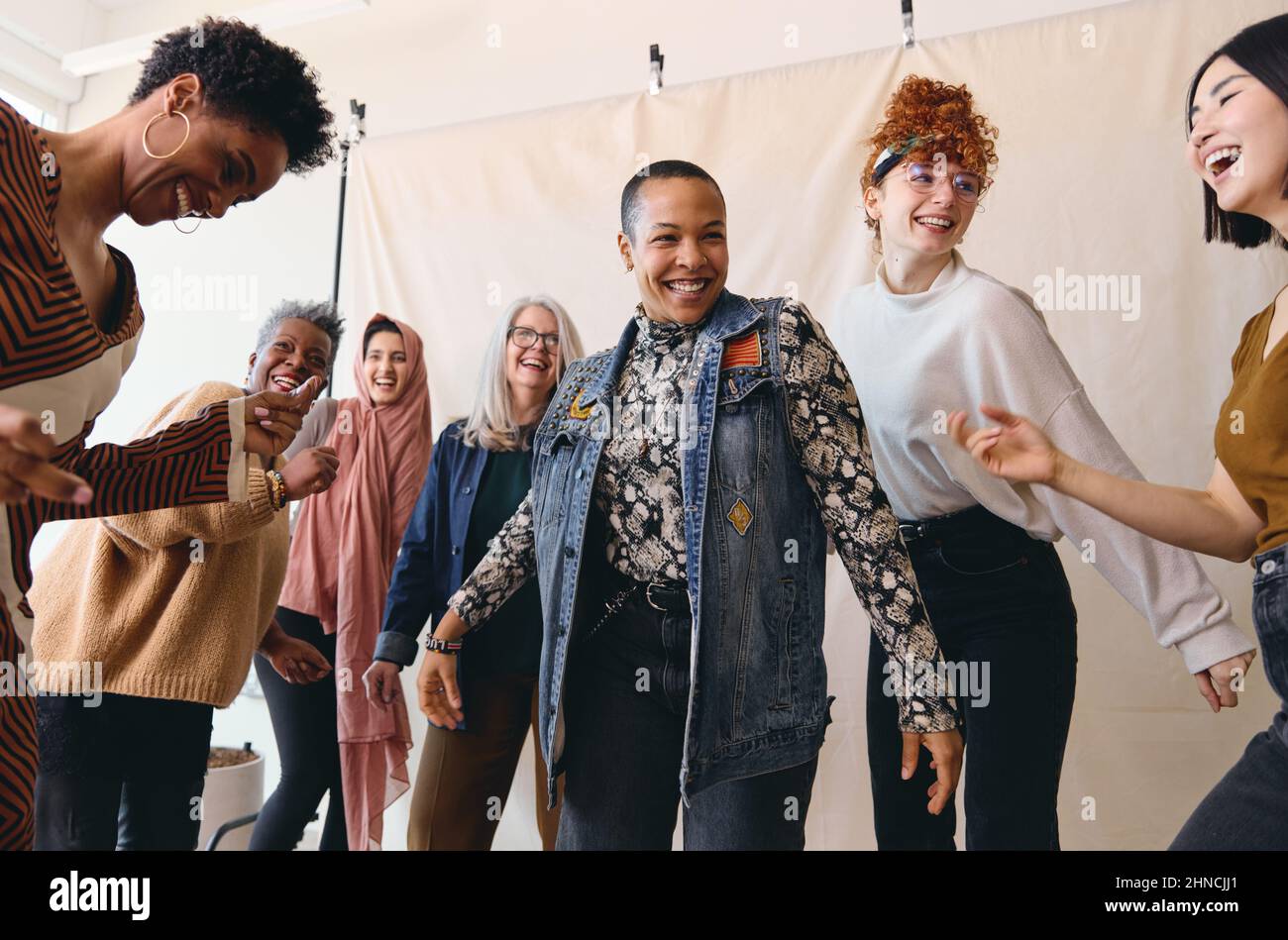 Internationaler Frauentag ein ehrliches Porträt von tanzenden Frauen aus unterschiedlichen ethnischen Altersgruppen Stockfoto
