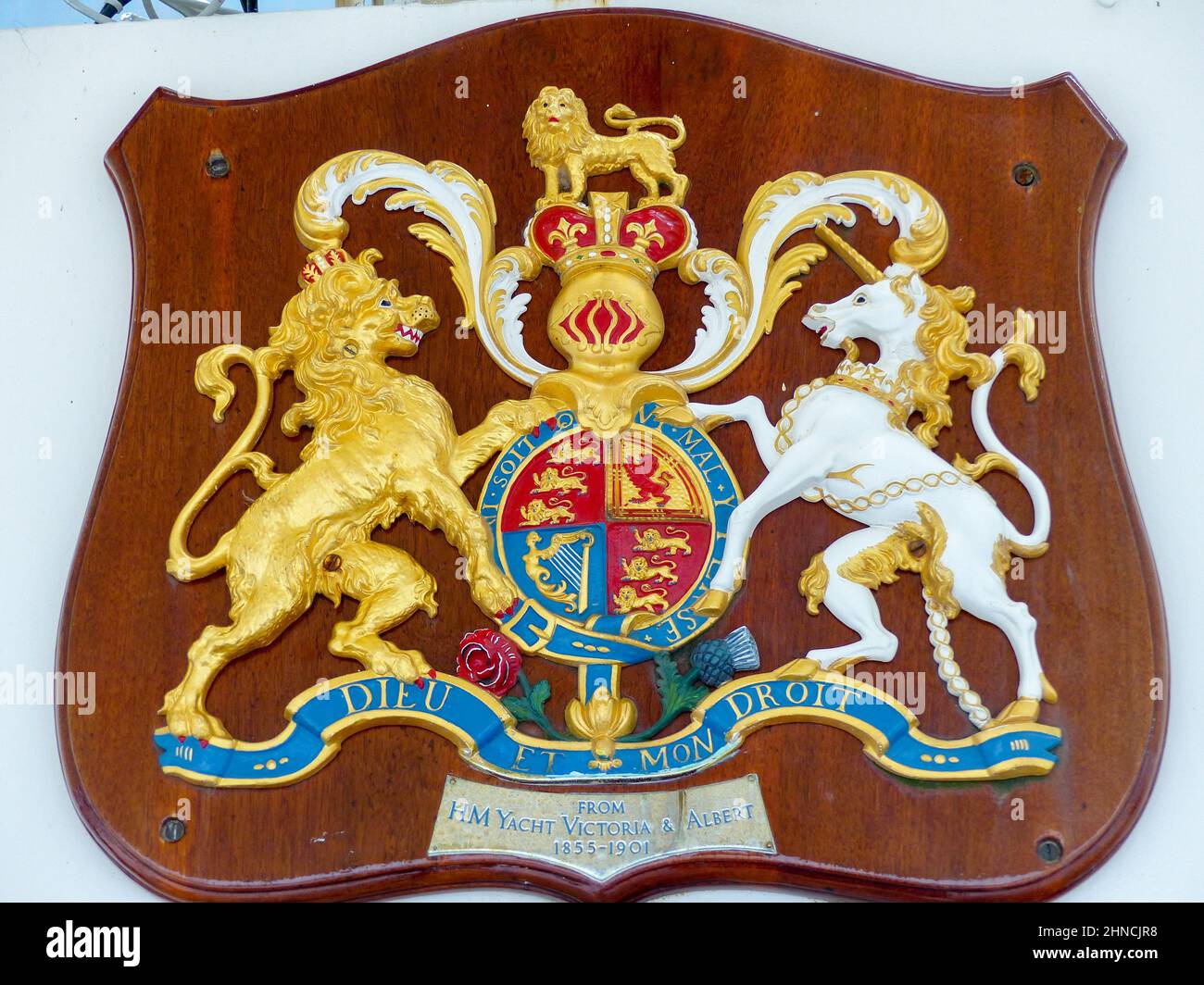 Leith in Schottland: Die Royal Yacht Britannia - das Royal Crest von der Royal Yacht 'Victoria and Albert' Stockfoto