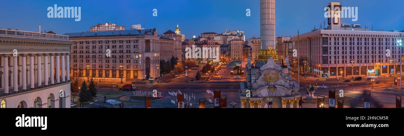 Vollmond am Himmel über dem Unabhängigkeitsplatz in Kiew. Stockfoto