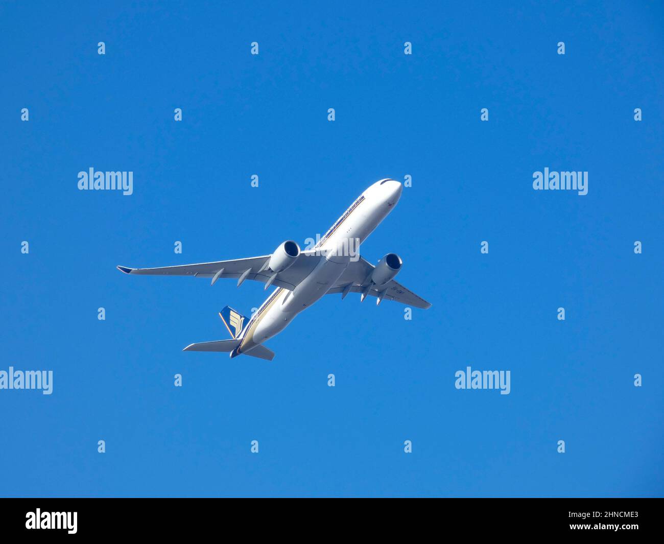 Passagierflugzeuge, die über dem blauen Himmel fliegen Stockfoto