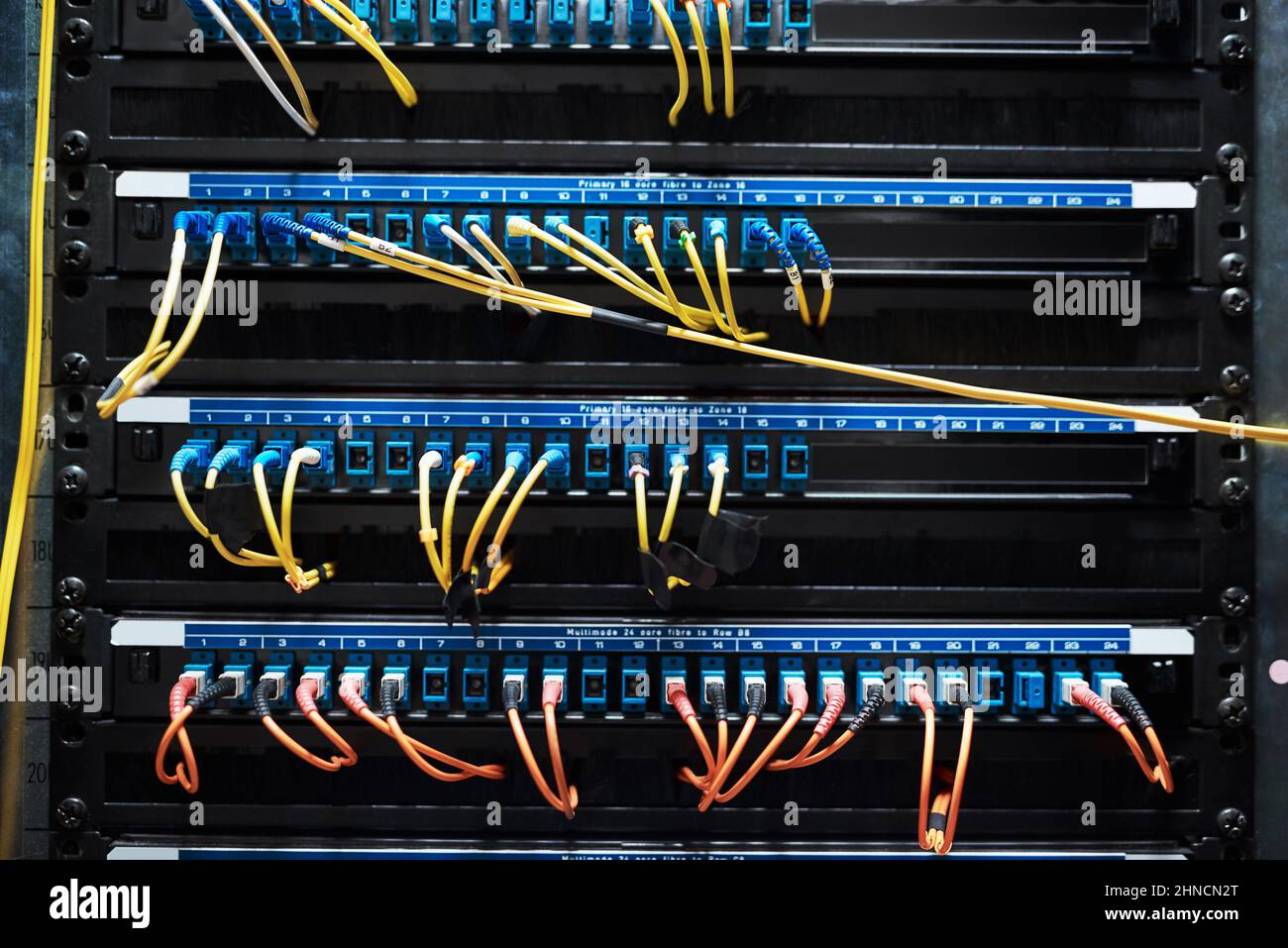 Alle verbunden. Ausgeschnittene Aufnahme des Inneren eines Computers, dessen gesamte Verkabelung sich in einem Serverraum befindet. Stockfoto