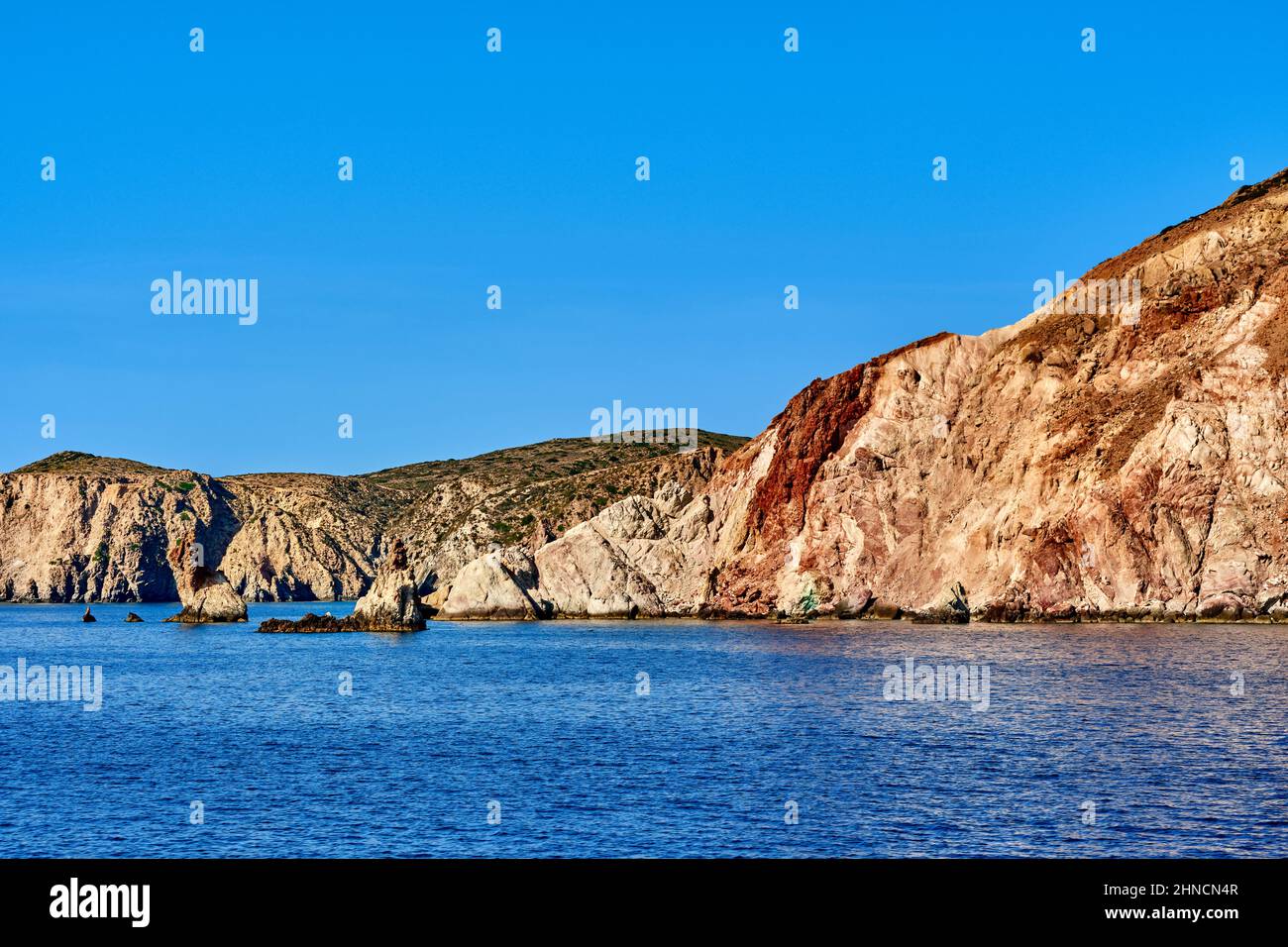 Schöne Aussicht auf hohe Hügel Hang der Insel im Mittelmeer. Blaues Wasser, klarer blauer Himmel, strahlender Sonnenschein, Sommertag, Felsen und Inselchen Stockfoto