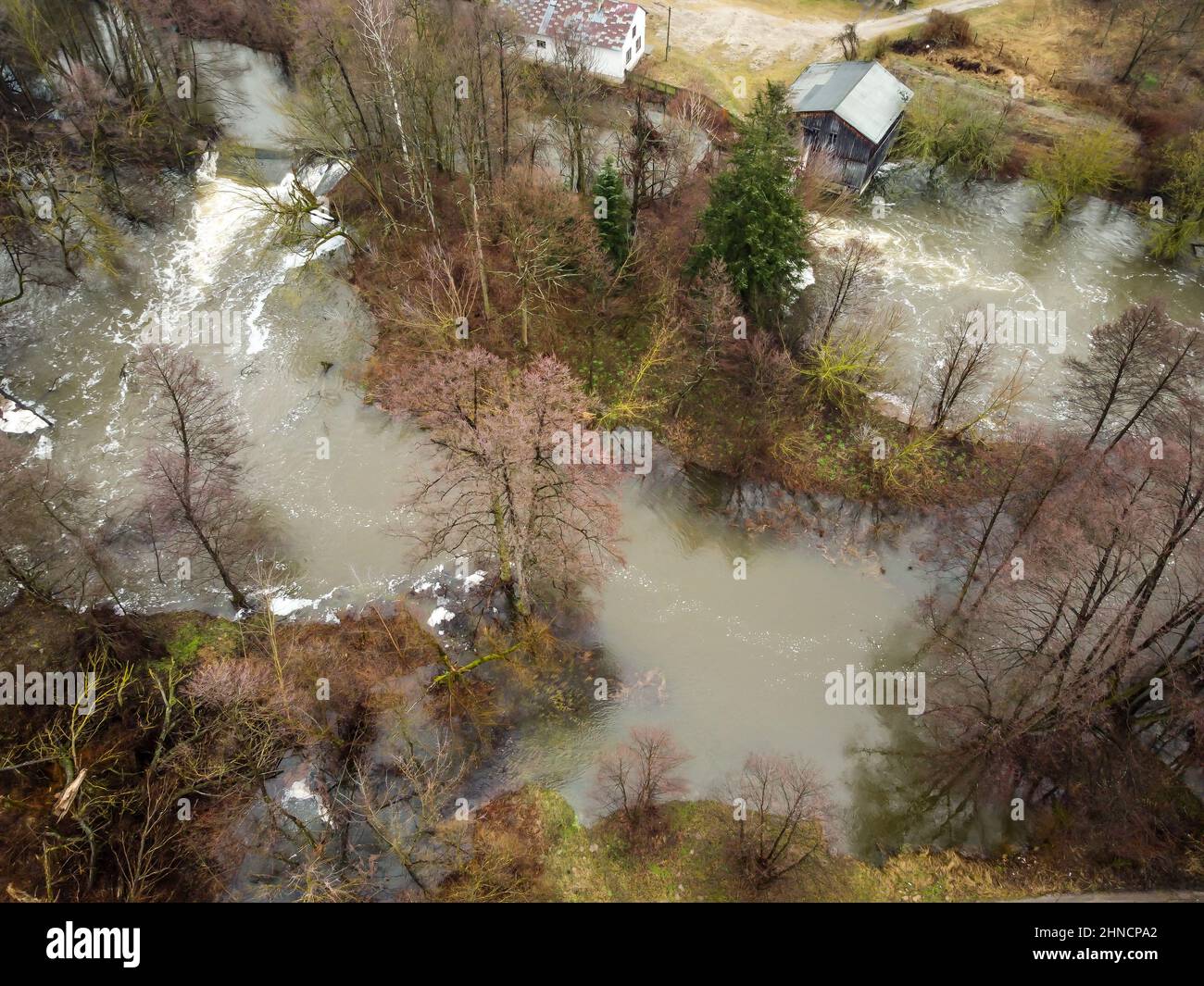 Überschwemmungen und Überschwemmungen während des Frühlings tauen aus einem kleinen Fluss. Stockfoto