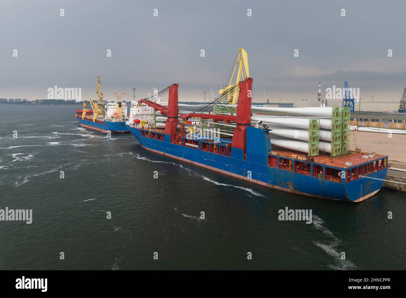 Ein Schiff mit Teilen für Windkraftanlagen im Hafen Stockfoto