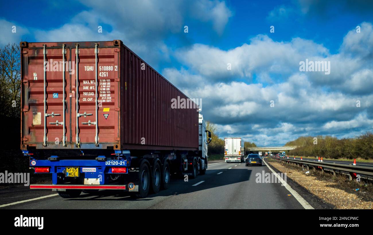 Straßentransport Großbritannien - artikulierter Container-LKW auf einer britischen Autobahn. Güterverkehr auf der Autobahn M11. Stockfoto