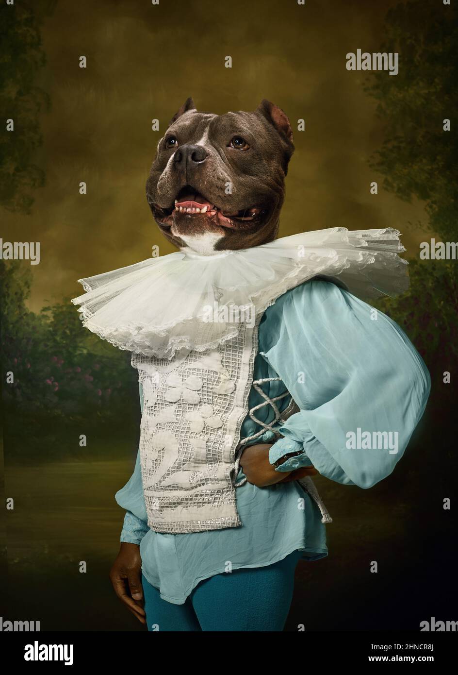 Modell wie mittelalterliche königliche Person in Vintage-Kleidung mit Hundekopf auf dunklem Vintage-Hintergrund isoliert geführt. Konzept des Vergleichs von Epochen, Kunstwerk Stockfoto