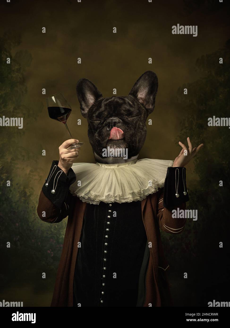 Weinprobe. Modell wie mittelalterliche königliche Person in Vintage-Kleidung mit Hundekopf auf dunklem Vintage-Hintergrund isoliert geführt. Konzept des Vergleichs von Stockfoto
