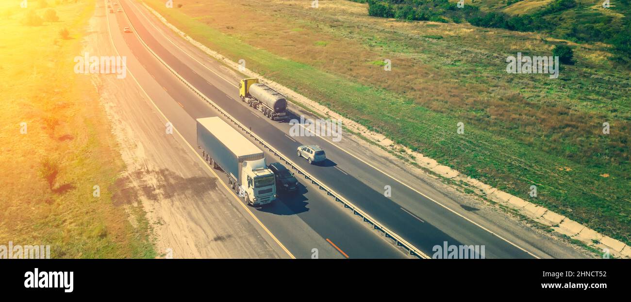 Lastenwagen mit Container auf Autobahn Luftbild. Güterverkehr und kommerzielle Logistik-Konzept. Copy Raum für Text. Stockfoto