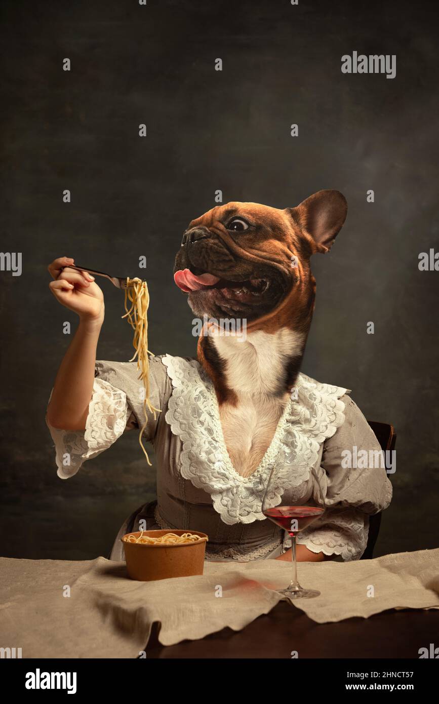 Zeitgenössische Kunstcollage mit einem jungen Mädchen in Vintage-Kleidung mit Hundekopf, isoliert auf dunklem Retro-Hintergrund. Konzept des Vergleichs von Epochen Stockfoto