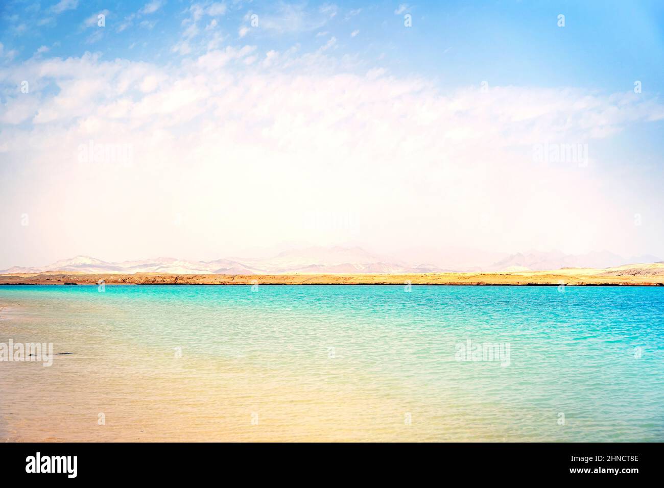 Schöne Landschaft mit Meer wolkigen blauen Himmel in felsigen Küste mit Bergen. Das ägyptische Klima.. Sharm el Sheikh, Sinai-Halbinsel, Ägypten. Stockfoto