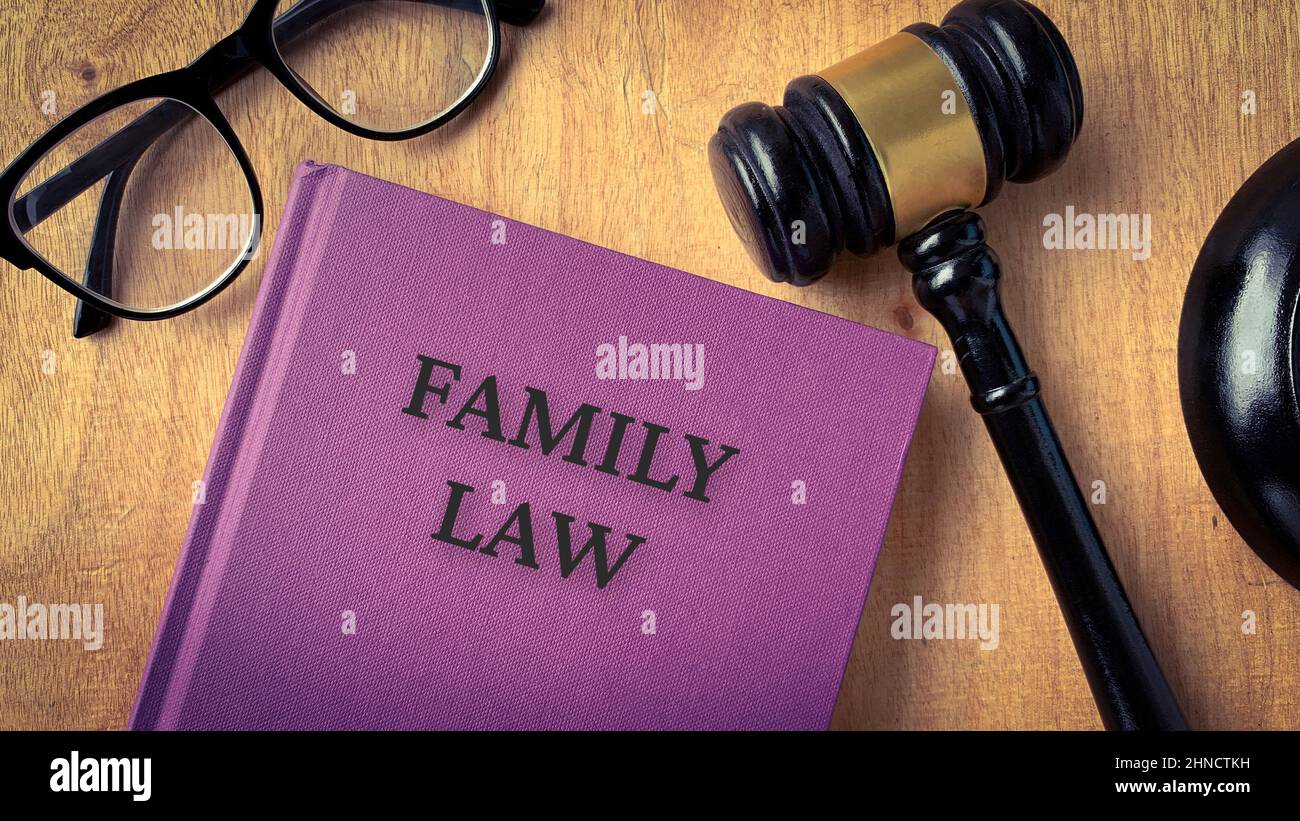 Familienrecht und Gavel auf einem Tisch. Mit Brillenhintergrund. Stockfoto