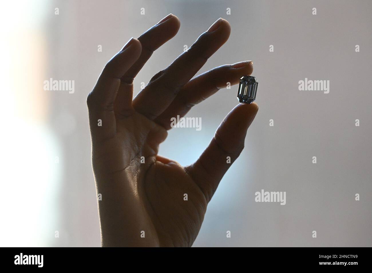 New York, USA. 15th. Februar 2022. Model Stephany Martins hält den De Beers Cullinan Blue Diamond während einer Pressevorschau bei Sotheby's in New York, NY, am 15. Februar 2022. Mit 15,10 Karat wird das abgestufte Fancy Vivid Blue bei einer Auktion, die im April in Hongkong stattfinden soll, voraussichtlich 48 Millionen US-Dollar erhalten. (Foto von Anthony Behar/Sipa USA) Quelle: SIPA USA/Alamy Live News Stockfoto