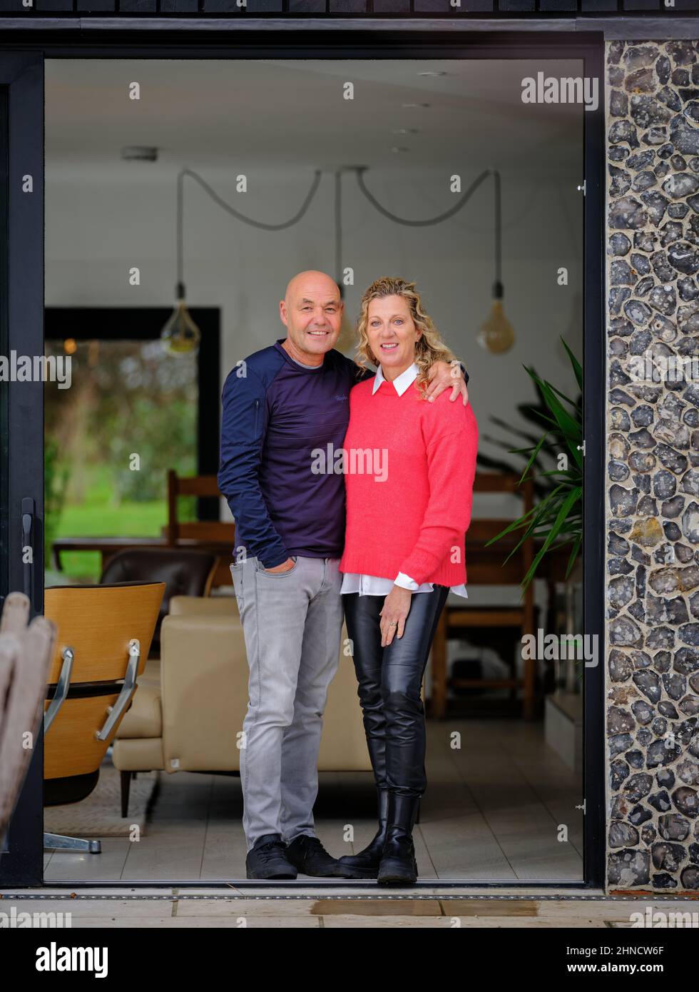 Olympian Sally Gunnell und ihr Mann Jon in ihrem Haus in East Sussex, Großbritannien. Bild von Jim Holden. Nur Für Redaktionelle Zwecke Stockfoto