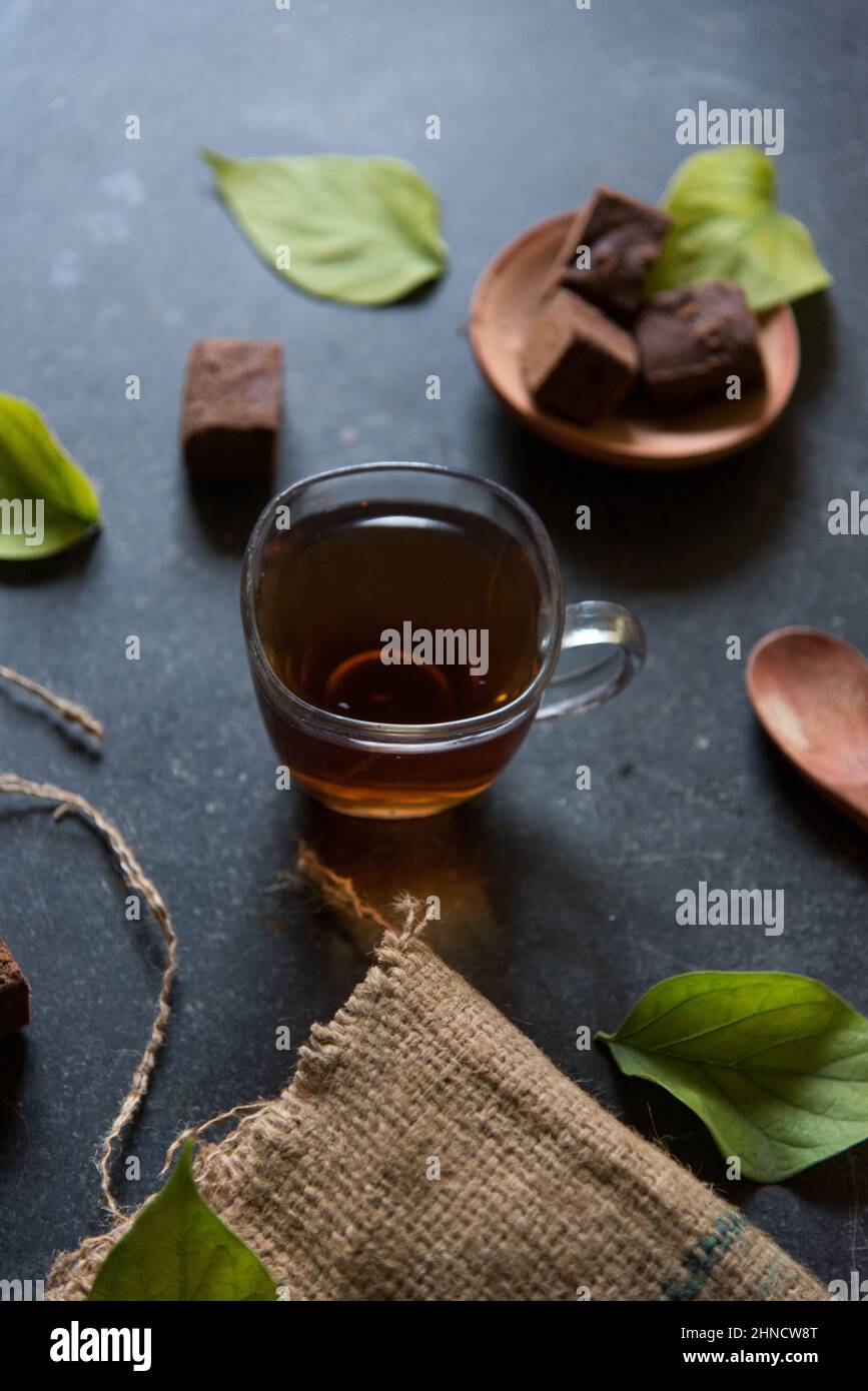 Energy Drink schwarzer Tee in einer Tasse serviert. Nahaufnahme. Stockfoto