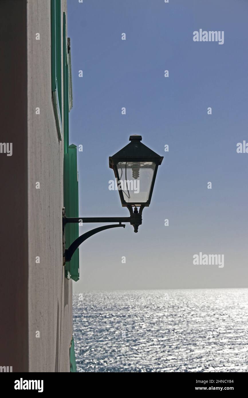 Traditionelles Straßenlicht gegen blauen Himmel und Meer Stockfoto