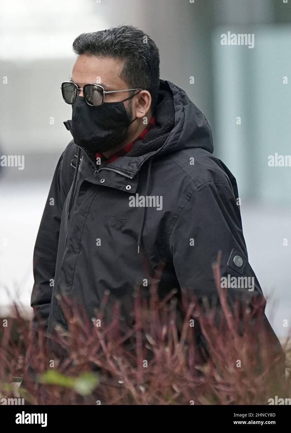 Der Metropolitan Police Officer PC Adnan Arib, 45, kommt am Southark Crown Court in Südlondon an, wo er zwei Anschuldigungen wegen Fehlverhaltens in einem öffentlichen Amt in Bezug auf sein angebliches Verhalten gegenüber zwei Teenagern ausgesetzt ist, die er im Dienst getroffen hatte. Bilddatum: Mittwoch, 16. Februar 2022. Stockfoto