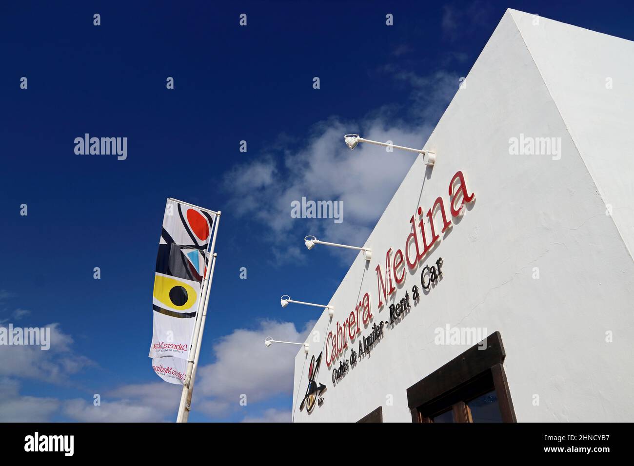Schild und Flagge vor dem Büro von Cabrera Medina Autovermietung, Playa Blanca, Lanzarote Stockfoto