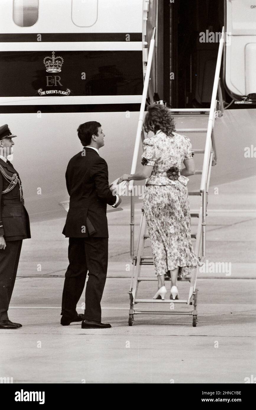 Prinz Andrew und Sarah Ferguson, die am 1986. Juli 23rd mit dem Queens Royal Flight ZE700 vom Flughafen Heathrow aus ihre Flitterwochen abreisten Stockfoto