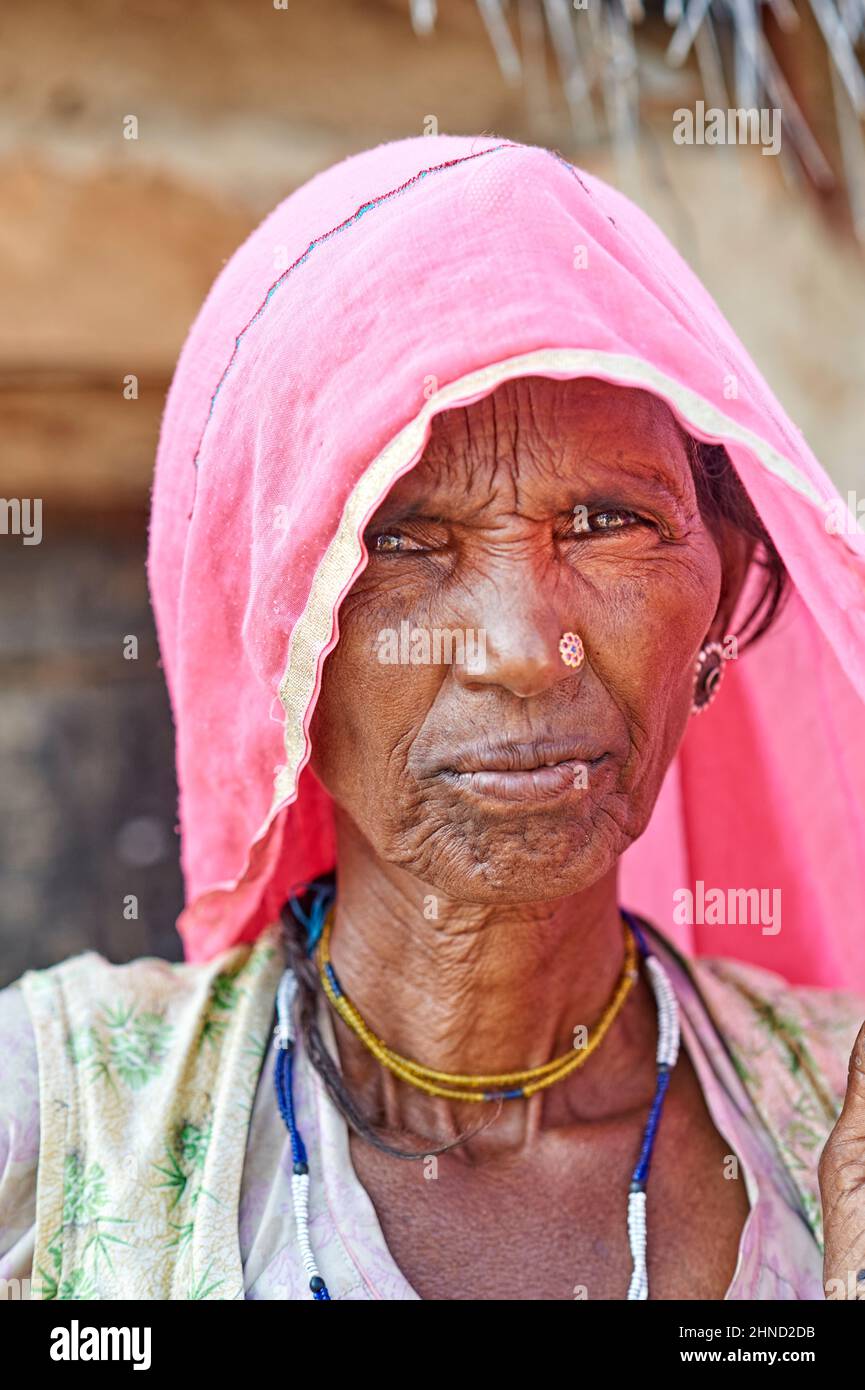 Indien, Rajasthan. Porträt einer alten Frau in Khimsar Stockfoto