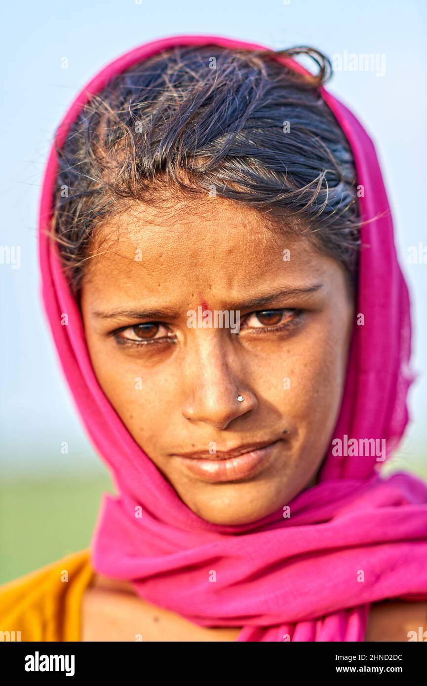 Indien, Rajasthan. Porträt eines schönen Mädchens in Khimsar Stockfoto