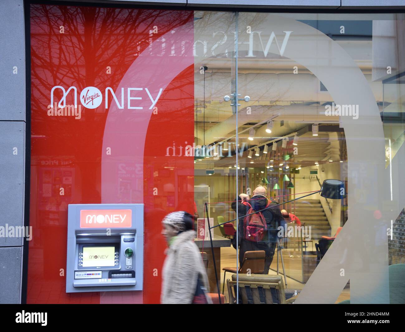 Manchester, Großbritannien, 16th. Februar 2022. Virgin Money Bankfiliale, Manchester, England, Großbritannien. Das Amt für nationale Statistiken (ONS) hat gesagt, dass die Inflationsrate des Verbraucherpreisindex im Januar von 5,4 % im Dezember auf 5,5 % gestiegen ist. Dies ist die höchste Quote seit März 1992. Die ONS sagten, dass die größten Beiträge zur steigenden Inflation von Kleidung und Schuhen, Möbeln und Haushaltswaren, Lebensmitteln und alkoholfreien Getränken, Alkohol und Tabak stammen. Quelle: Terry Waller/Alamy Live News Stockfoto