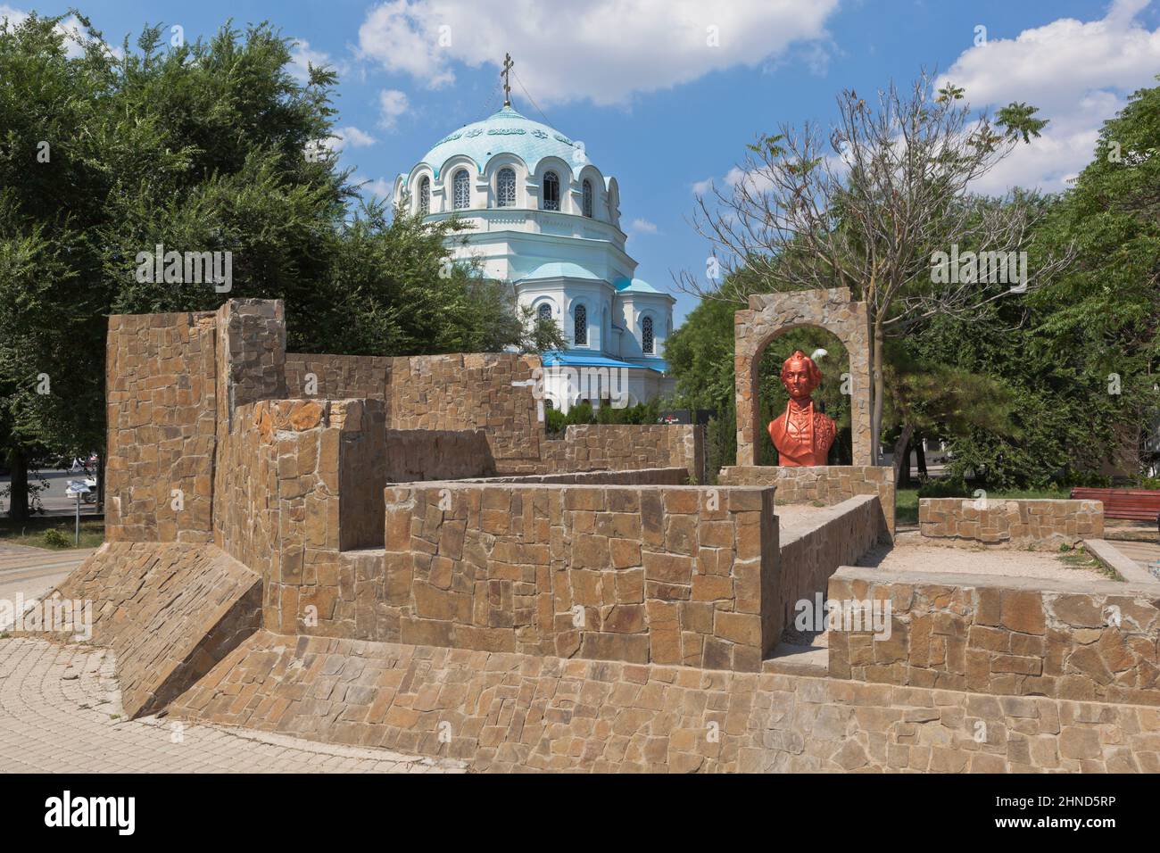 Jewpatoria, Krim, Russland - 19. Juli 2021: Suworow bezweifelt mit der Büste Alexander Wassiljewitschs Suworows vor dem Hintergrund der St.-Nikolaus-Kathedrale Stockfoto