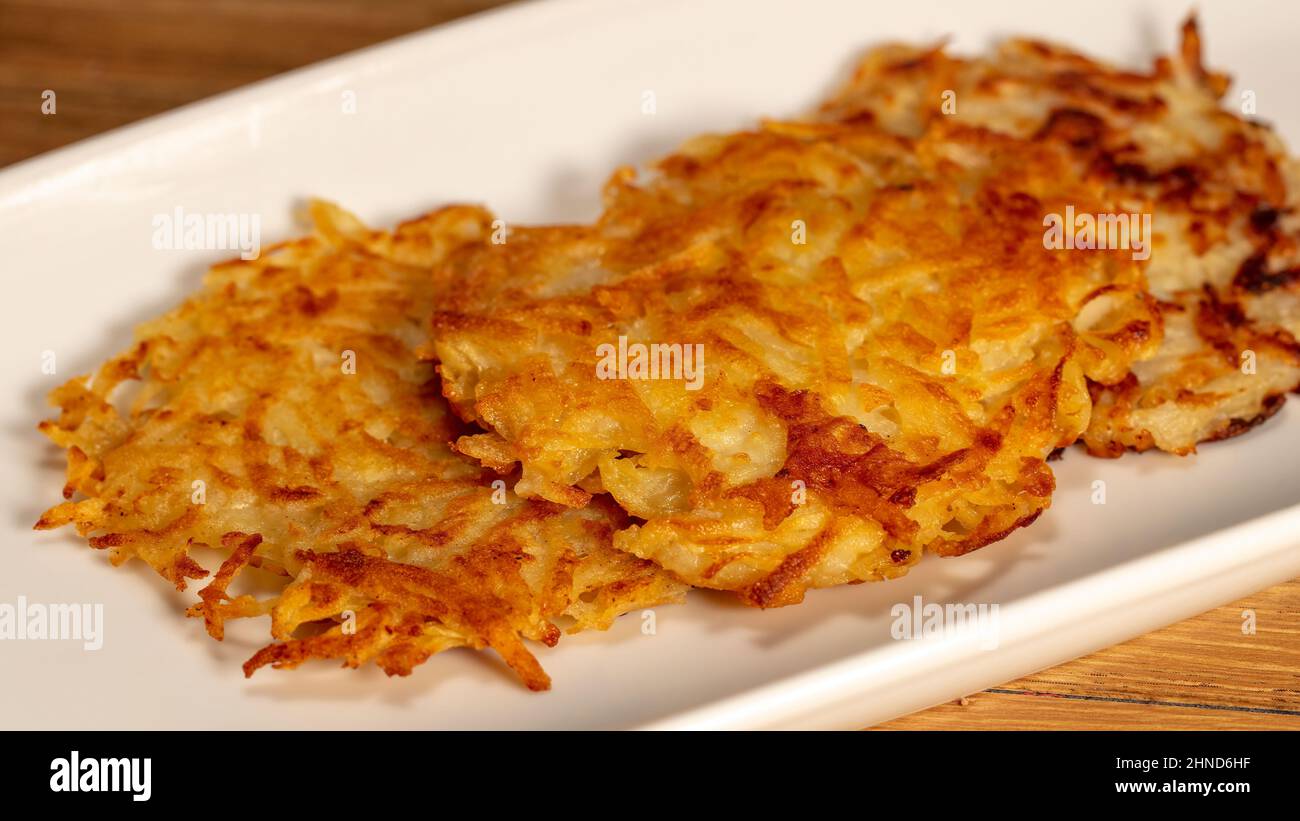 Kartoffellatken, jüdische Kartoffelkuchen Stockfoto