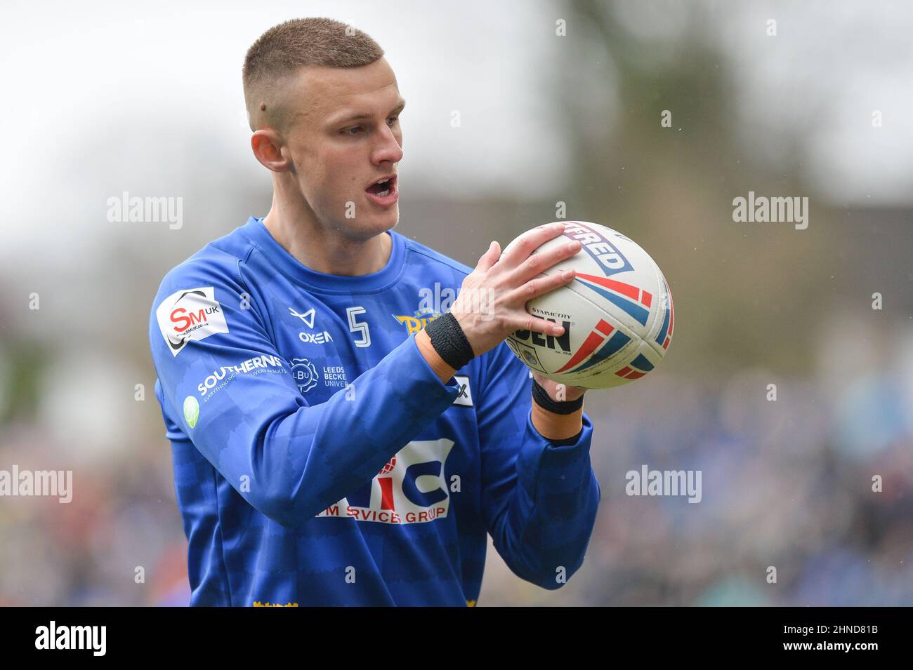 Leeds, England - 12. Februar 2022 - Ash Handley (5) von Leeds Rhinos beim Aufwärmen in der Rugby League Betfred Super League Runde 1 Leeds Rhinos gegen Warrington Wolves im Emerald Headingley Stadium, Leeds, Großbritannien Dean Williams Stockfoto