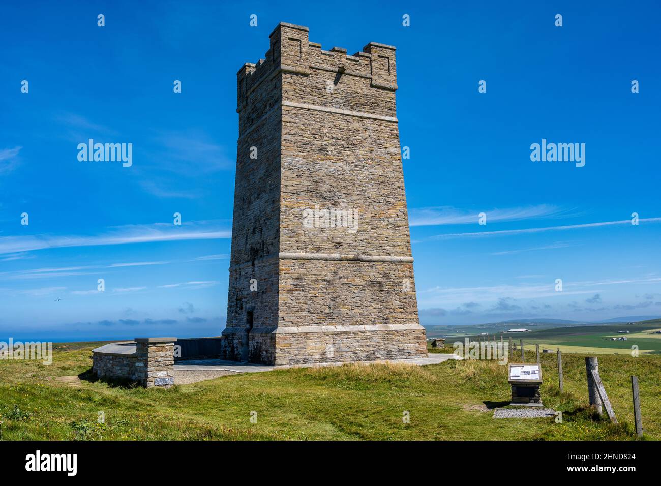 Denkmal für Feldmarschall Lord Kitchener und Besatzung von H.M.S. Hampshire, das am 1916. Juni in der Nähe gesunken ist - Marwick Head, Festland Orkney, Schottland, Großbritannien Stockfoto