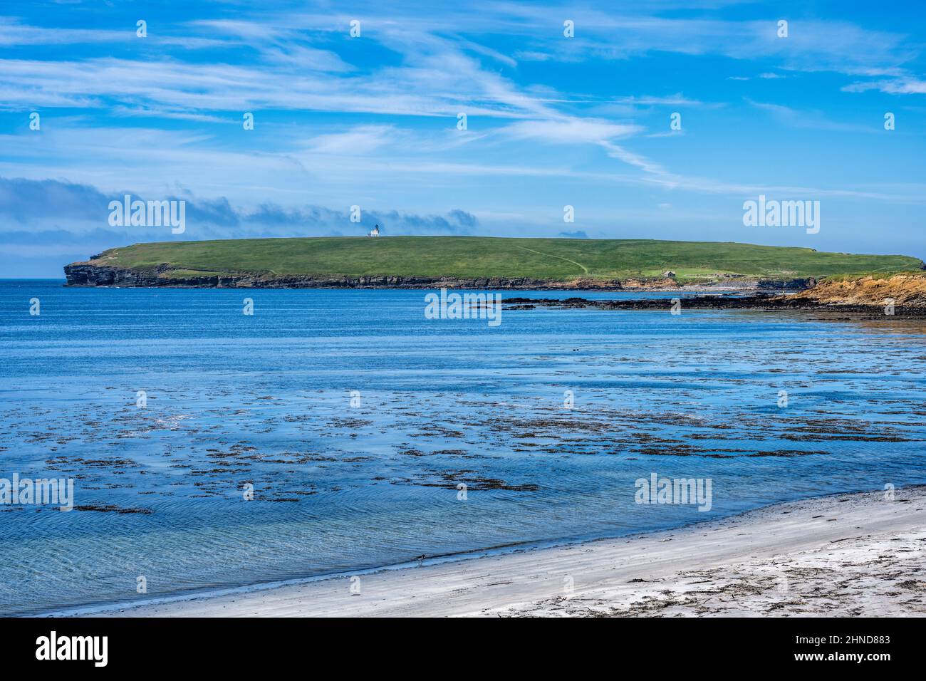 Blick auf Brough of Birsay, eine unbewohnte Gezeiteninsel, vom Birsay Beach auf dem Festland Orkney in Schottland, Großbritannien Stockfoto